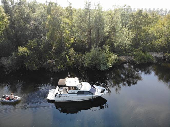 Afbeelding met boom, water, buiten, boot

Automatisch gegenereerde beschrijving